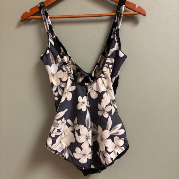 Miraclesuit Womens Size 12 One Piece Swimsuit Dark Floral Ruched Slimming - Picture 8 of 16